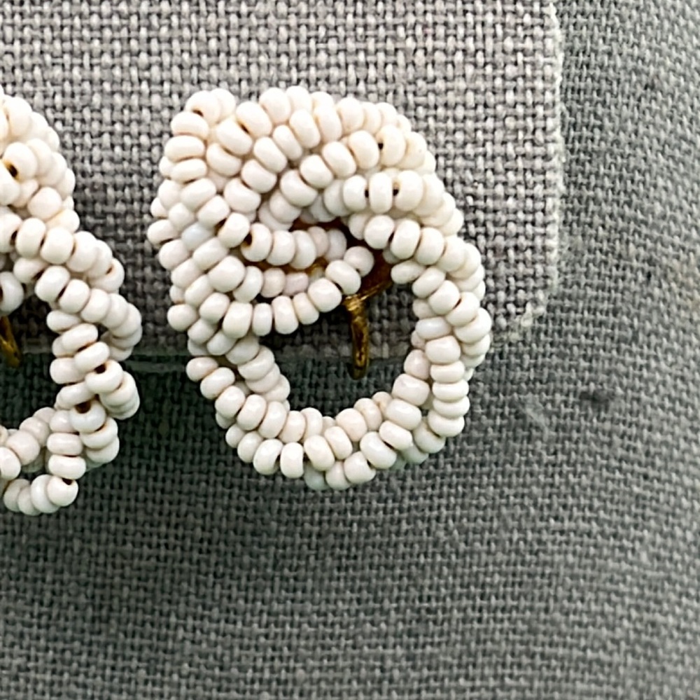 Vintage White glass seed bead screw on earrings possibly unsigned Miriam Haskell - Picture 2 of 4